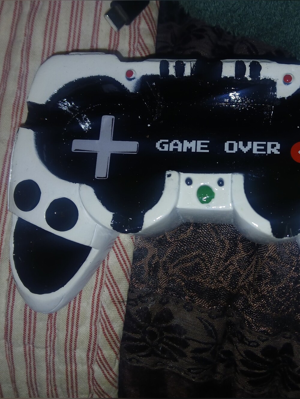 White & Black 'Game Over' Wireless Gaming Controller Resin Ashtray never usedor